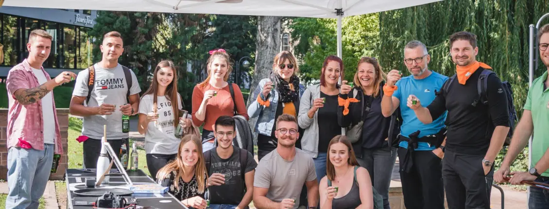 Gruppenfoto mit Schnapsrunde