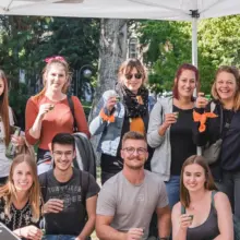 Gruppenfoto mit Schnapsrunde