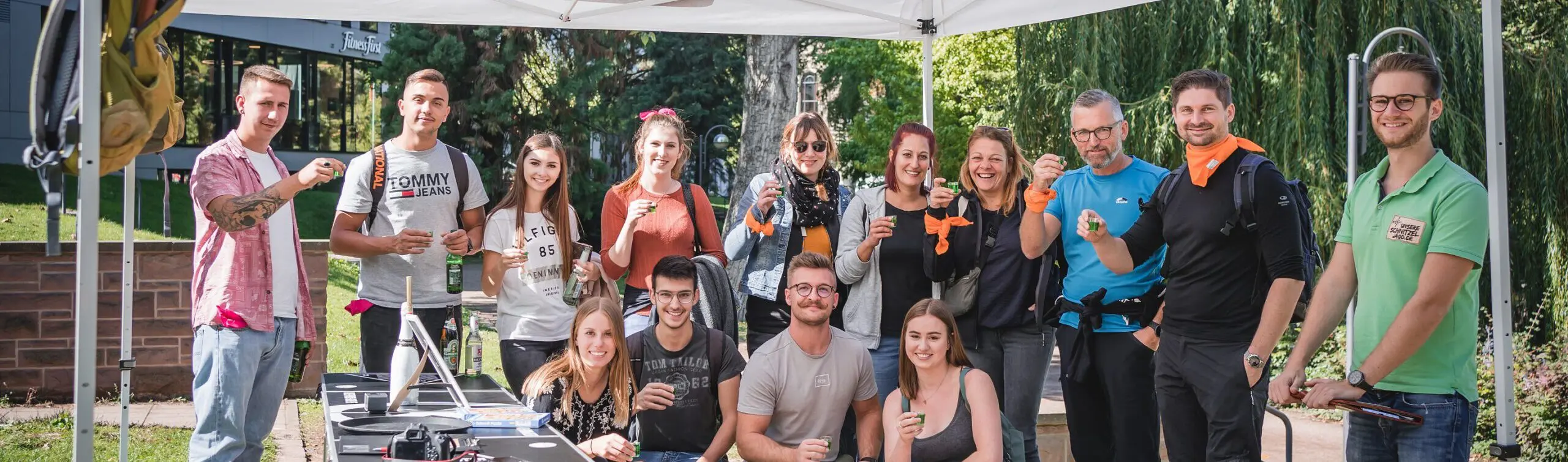 Gruppenfoto mit Schnapsrunde