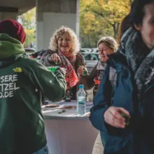 Schnapsrunde an einem Stehtisch