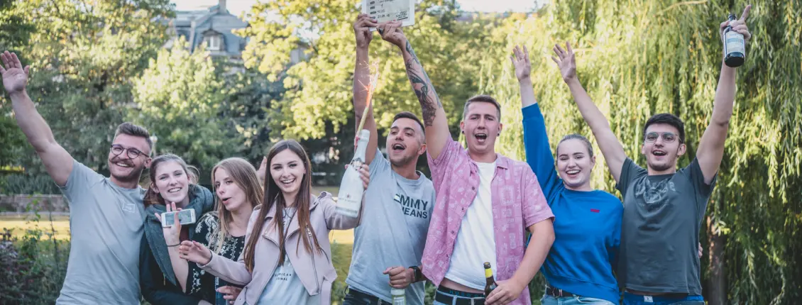 Gruppenfoto mit Urkunde und Sektflasche