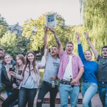 Gruppenfoto mit Urkunde und Sektflasche