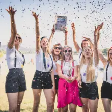 Gruppenfoto von Frauen mit Konfetti und Urkunde