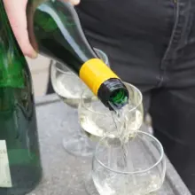 Wein wird in ein Glas eingeschenkt