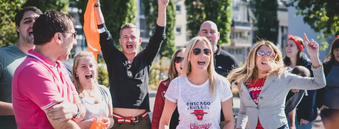 Gruppenfoto mit jubelnden Menschen