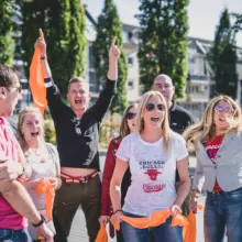 Gruppenfoto mit jubelnden Menschen