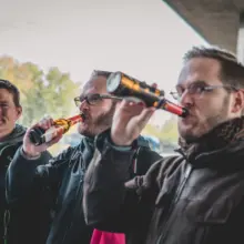 drei Männder trinken Bier