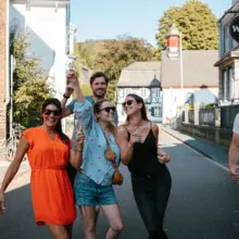 lachende Gruppe bei einer Weinwanderung