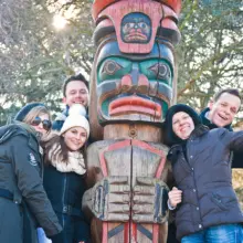 Gruppe steht um eine Statue herum