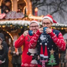 zwei Männer trinken Glühwein auf dem Bonner Weinachtsmarkt
