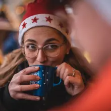 Frau trinkt Glühwein aus einer Tasse